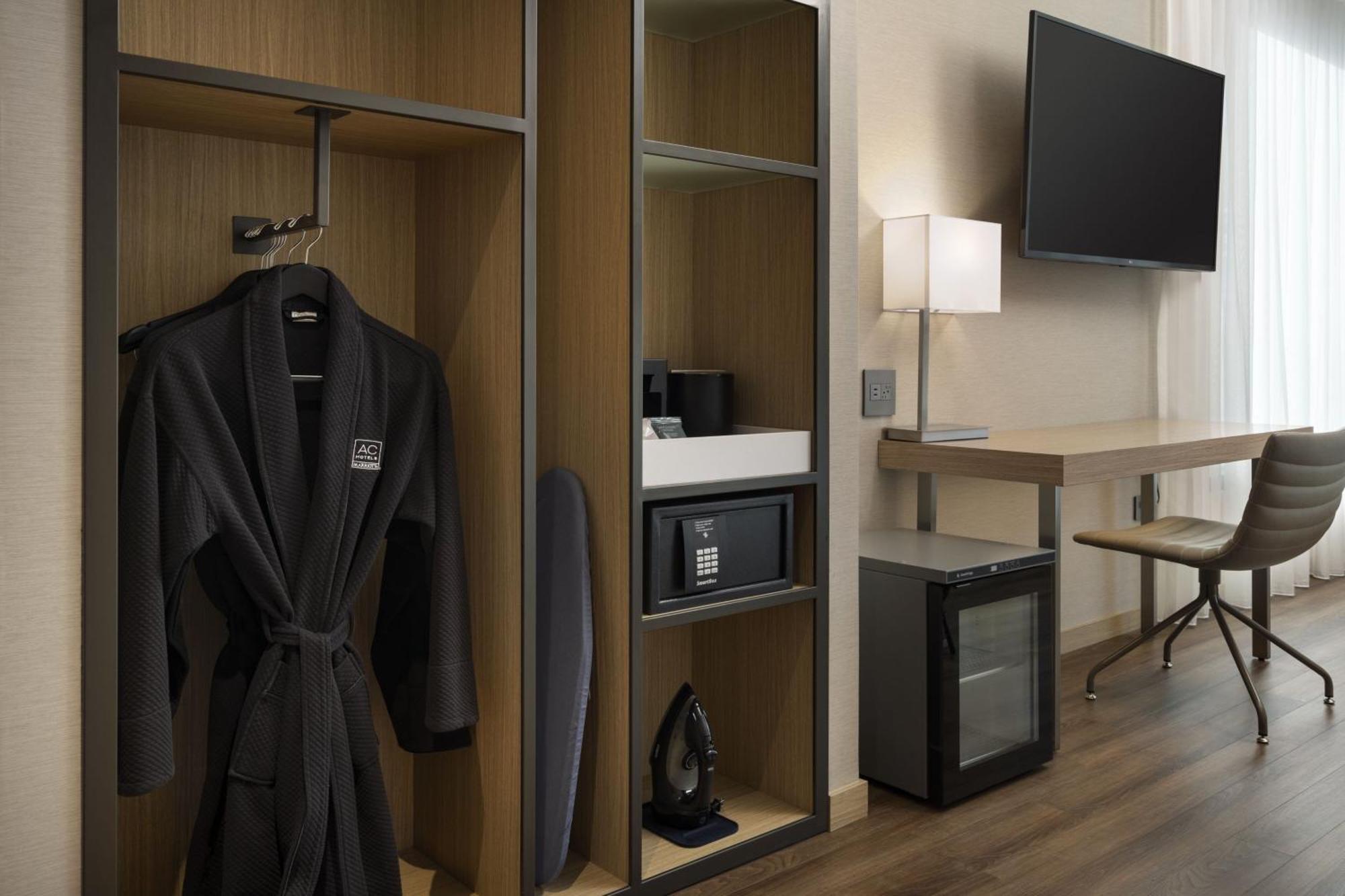 Ac Downtown 4*